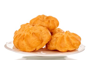 Beyaz arka planda izole edilmiş, beyaz seramik bir tabakta birkaç lezzetli eklem..