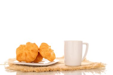 Seramik fincan ve jüt peçeteli iki lezzetli eklem, beyaz arka planda izole edilmiş makro..