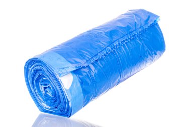 Bir paket plastik çöp torbası, makro, beyaz arka planda izole edilmiş..