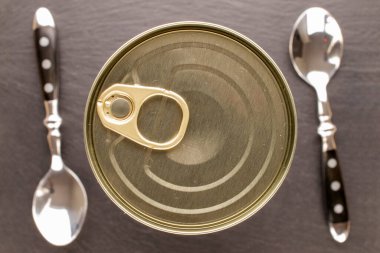 Bir metal et konservesi, iki kaşıkla kayrak taşı, makro, üst manzara..