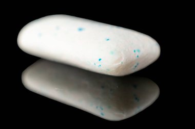 Bir sakız, makro, siyah arka planda izole edilmiş..