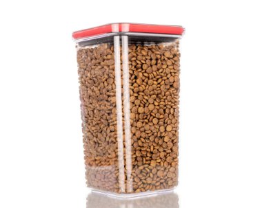 Plastik kabın içindeki kuru köpek maması, makro, beyaz arka planda izole edilmiş..