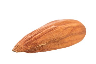 Bir kavrulmuş badem, makro, beyaz arka planda izole edilmiş..