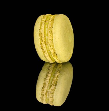 Bir tatlı makaron, makro, siyah arka planda izole edilmiş..