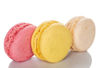 Üç tatlı badem kurabiyesi, makro, beyaz arka planda izole edilmiş..