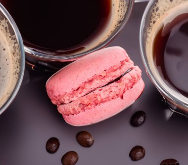 Bir fincan kahveyle bir tatlı makarna, üst manzara..