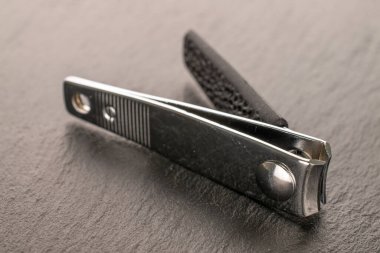 Taş üzerinde bir tırnak makası, makro..