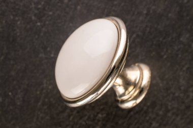 Tahta taş, mobilya donanımı, makro, üst görünüm üzerindeki metal çekmece sapı.