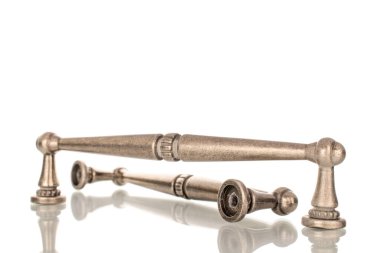 Mobilya için iki metal kol, makro, beyaz arka planda izole edilmiş..