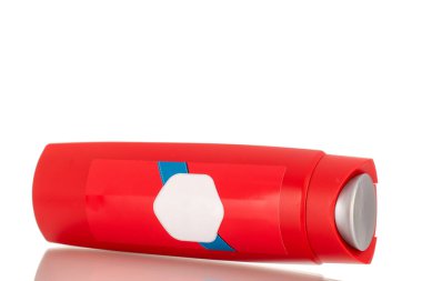 Bir kap şampuan, makro, beyaz arka planda izole edilmiş..