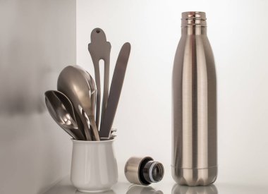 Bir vakumlu metal şişe su için ya da tabak rafında kahve için..