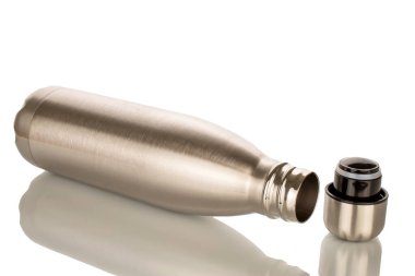 Vakum yalıtımlı bir metal su şişesi, makro, beyaz arka planda izole edilmiş..