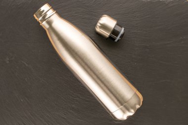 Bir metal termos şişesi kayrak taşı, makro, üst görünüm.