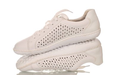 Bir çift kadın spor ayakkabısı, makro, beyaz arka planda izole edilmiş..