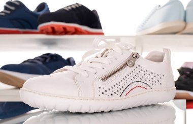 Rafların arkasında ayakkabılı kadın ayakkabıları..