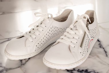 Mermer zeminde kadın ayakkabıları.