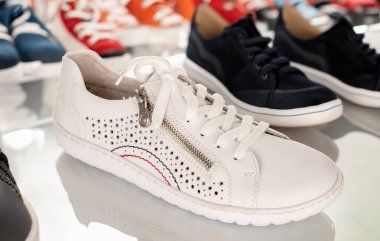 Yerde ayakkabılı kadın ayakkabıları..