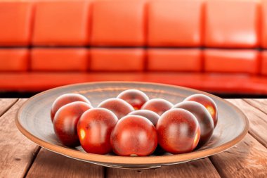 Çamur tabakta birkaç tane olgun vişneli domates, makro..