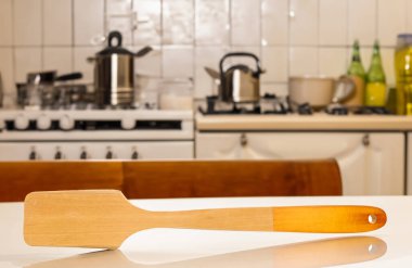 Mutfağın arka planında ahşap bir spatula, makro..