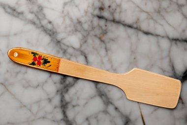 Mermer bir masada ahşap bir spatula, makro, üst manzara..