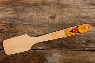 Ahşap bir masada ahşap bir spatula, makro, üst manzara..