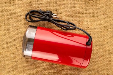 Bir elektrikli kahve öğütücüsü, jute bezi, makro, üst görünüm..