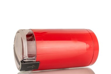 Bir elektrikli kahve öğütücüsü, makro, beyaz arka planda izole edilmiş..