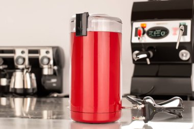 Mutfakta kahve makinesi olan bir kahve öğütücüsü, makro..