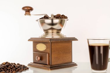 Mutfaktaki masada kahve çekirdekleri olan el yapımı kahve öğütücüsü, makro..