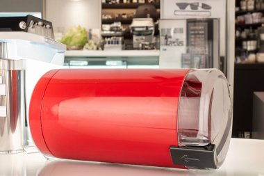 Mutfaktaki masada elektrikli kahve öğütücüsü, makro..