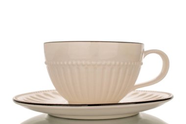 Bir porselen bardak, çay tabağı, makro, beyaz arka planda izole edilmiş..