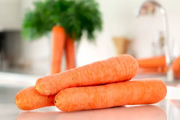 Carottes Pelées Sucrées Sur Table Avec Des Légumes — Photo