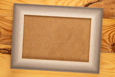 Bir fotoğraf çerçevesi, makro, ahşap bir masada izole edilmiş, üst manzara..