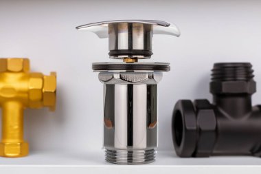 Tesisatçıda alt metal duş vanası, makro, beyaz arka planda izole edilmiş..