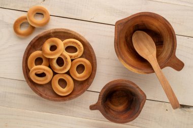 Tahta bir masa, makro, üst manzara üzerinde ahşap çatal bıçaklı birkaç lezzetli simit..