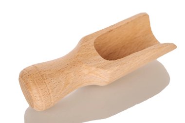 Bir ahşap mutfak spatulası, makro, beyaz arka planda izole edilmiş..