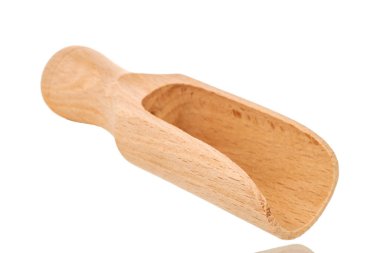 Bir ahşap mutfak spatulası, makro, beyaz arka planda izole edilmiş..