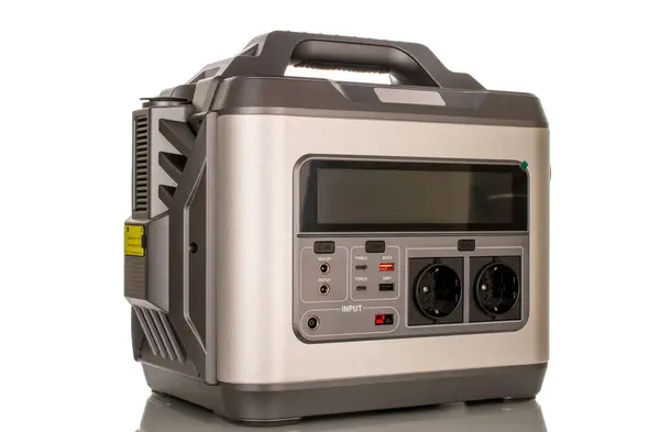 Bir batarya evrensel elektrik, taşınabilir şarj istasyonu, makro, beyaz arka planda izole edilmiş..