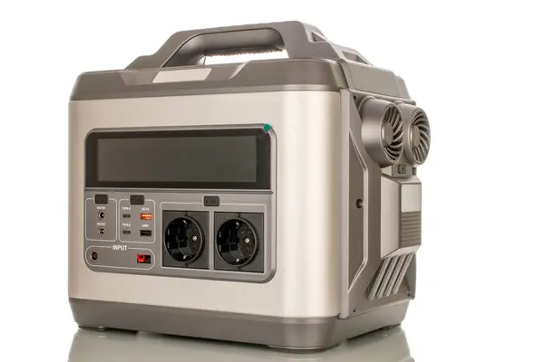 Bir batarya evrensel elektrik, taşınabilir şarj istasyonu, makro, beyaz arka planda izole edilmiş..