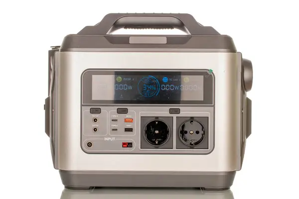 Bir batarya evrensel elektrik, taşınabilir şarj istasyonu, makro, beyaz arka planda izole edilmiş..