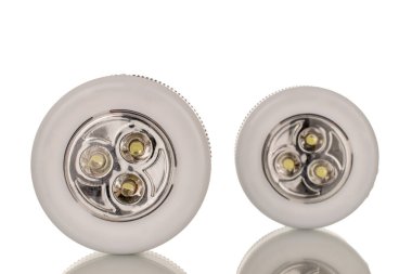 Bataryalarda iki el feneri, makro, beyaz arka planda izole edilmiş..