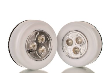 Bataryalarda iki el feneri, makro, beyaz arka planda izole edilmiş..