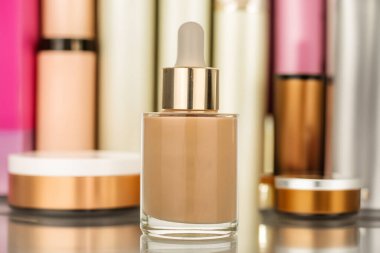 Kozmetiğin arka planında cam kavanozlar dolusu yüz kremi, makro..