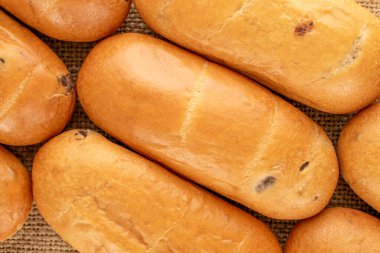 Jüt kumaşta birkaç tatlı çörek, yakın çekim, üst manzara..