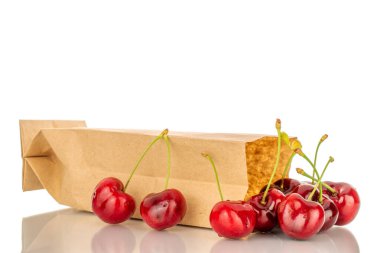 Kağıt torbalı birkaç kiraz, makro, beyaz arka planda izole edilmiş..