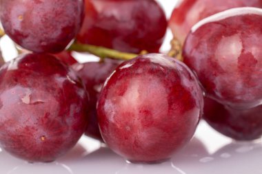 Bir demet sulu üzüm, makro, beyaz arka planda izole edilmiş..