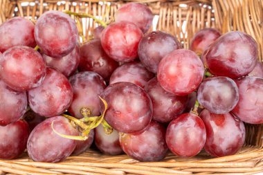 Sepette bir demet tatlı üzüm, makro.