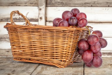 Masadaki bir sepetin içindeki üzümler.