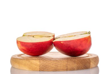 Tahta tepside kırmızı bir elmanın iki yarısı, makro, beyaz arka planda izole edilmiş..