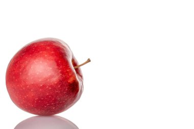 Bir kırmızı elma, makro, beyaz arka planda izole edilmiş..